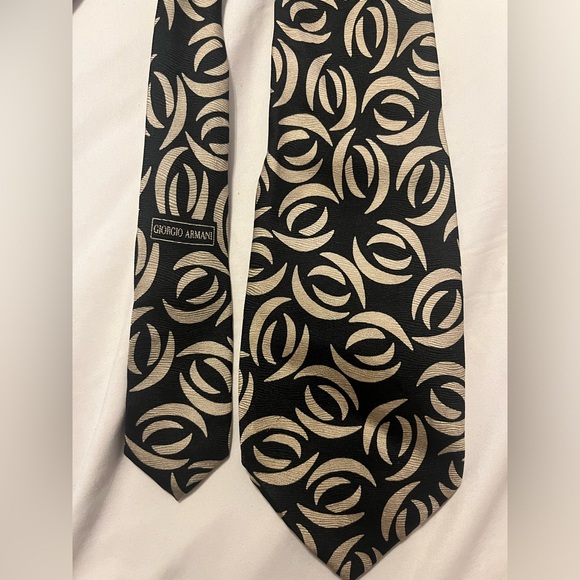 GIORGIO ARMANI MENS BLACK 100%SILK CLASSIC NECK TIE WIDTH: 3 1/2" MADE IN ITALY - Picture 2 of 5